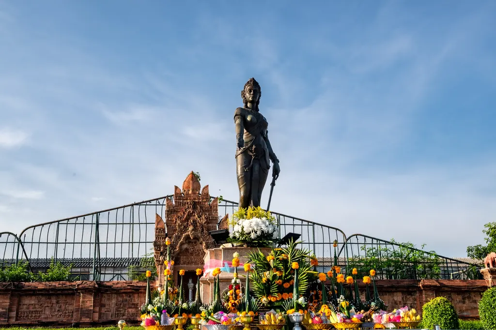 อนุสาวรีย์พระนางจามเทวี